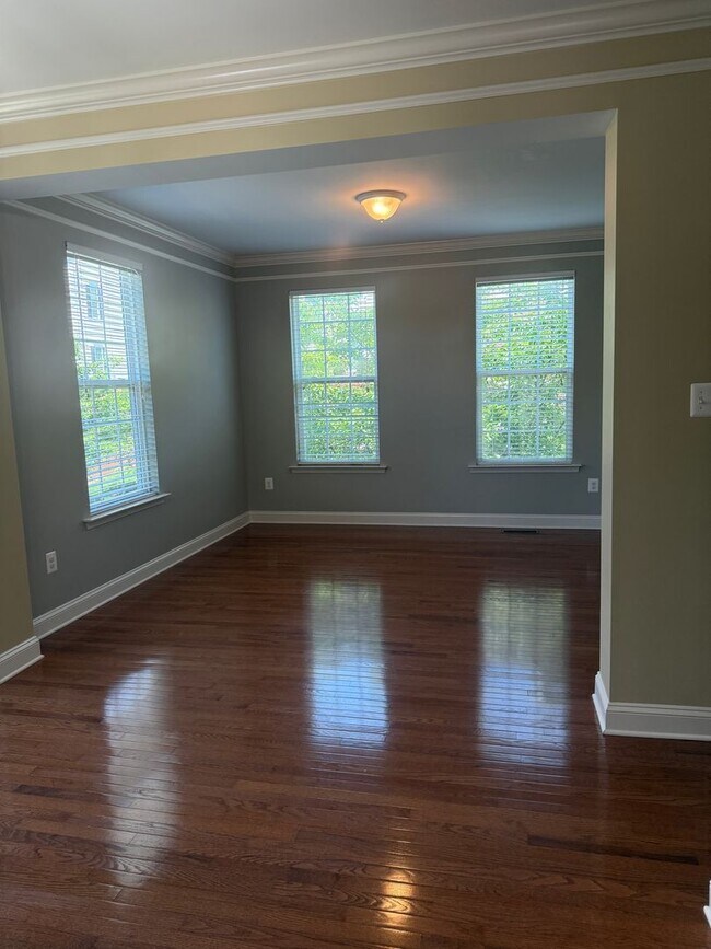 Building Photo - Well Maintain Townhome in Market Square!