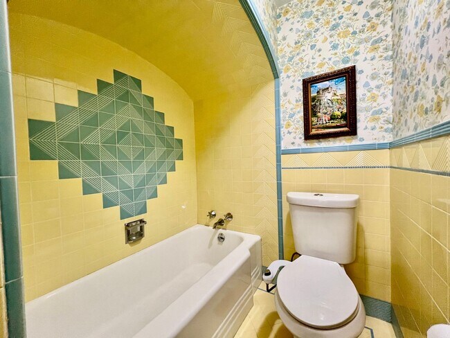 Building Photo - Beautiful shared home in Park Hill