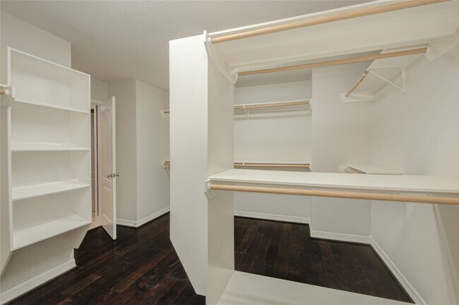 Building Photo - 5417 Lillian St