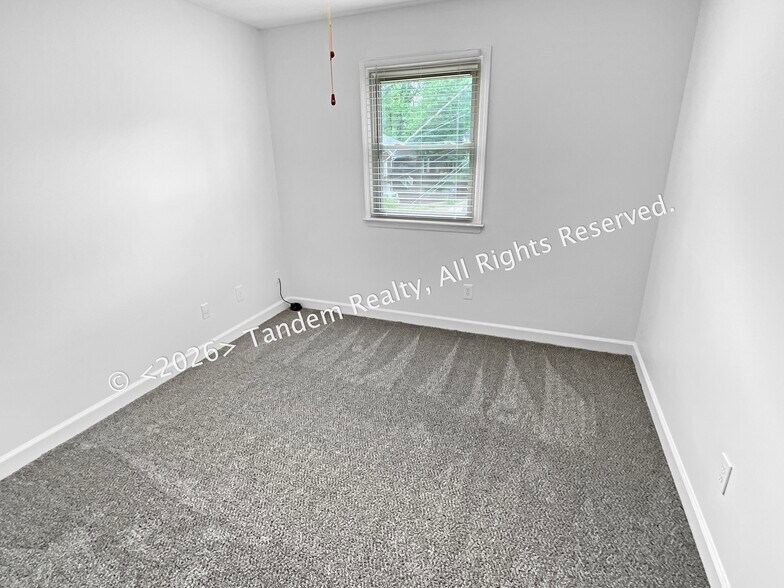 Building Photo - 309 Oakcrest Ct