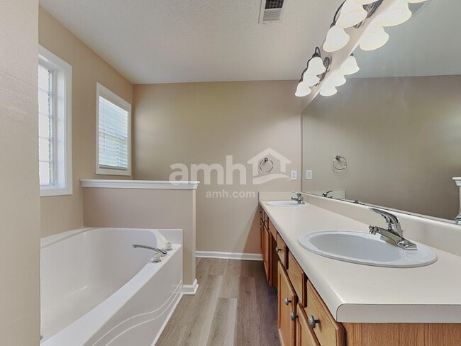 Building Photo - 76 Oak Springs Ln