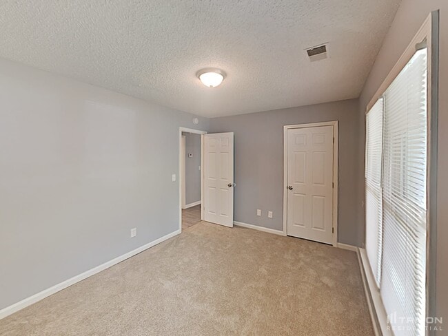 Building Photo - 133 Riverwalk Ct