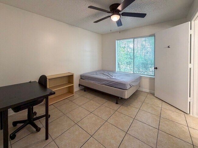 Building Photo - 4BR/4BA Condo off SW 34th Street - available NOW!