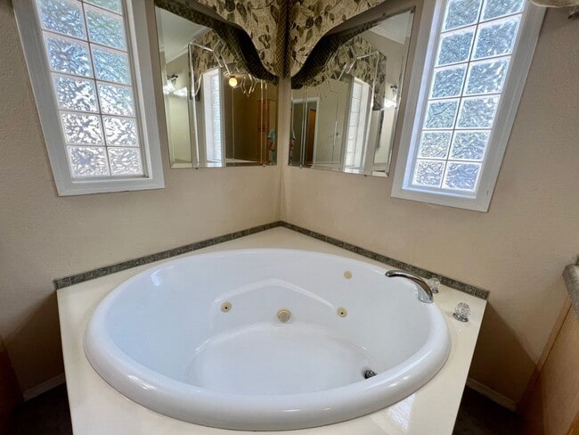 Building Photo - **APPLICATION RECEIVED** Live Large in This Beautiful Adkins Retreat!