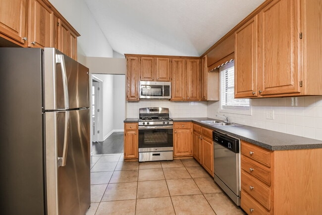 Building Photo - 185 Castleair Ct NE