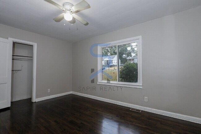 Building Photo - 1123 Graymont Dr SW