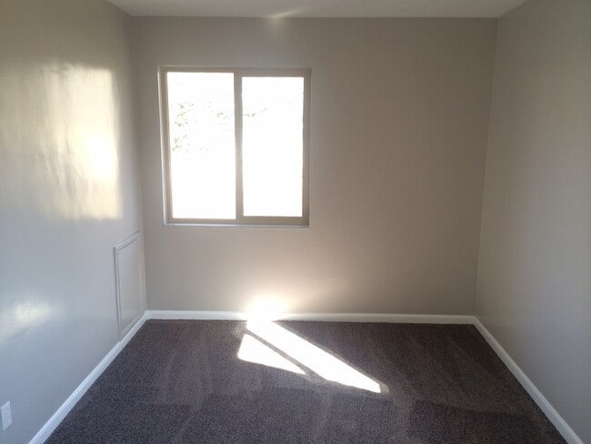 Building Photo - 2320 E Lambourne Ave