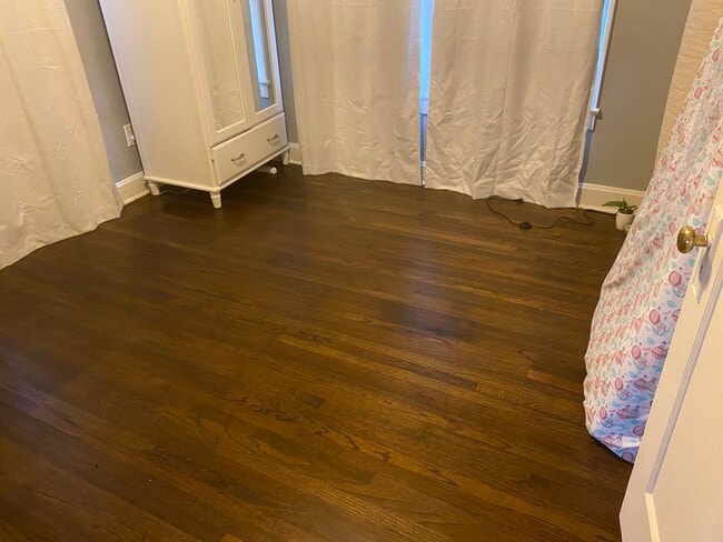 Building Photo - Duplex walking distance to Rockhurst Unive...