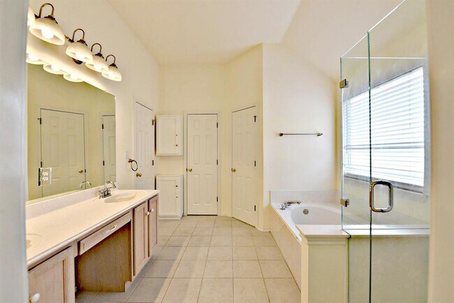 Building Photo - 4220 N Summercrest Loop