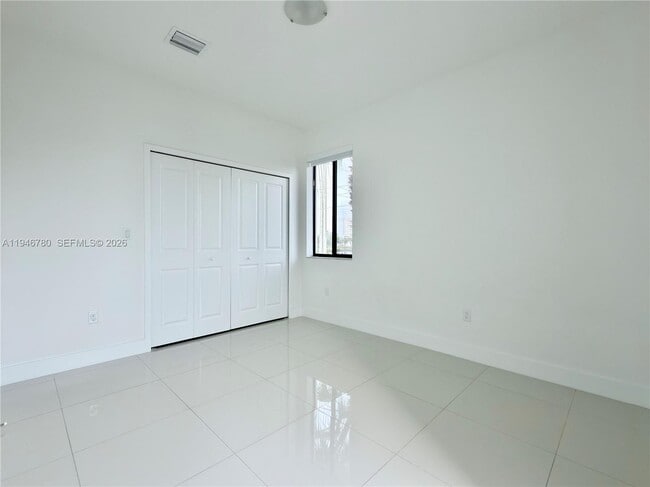 Building Photo - 404 SW 91st Ct