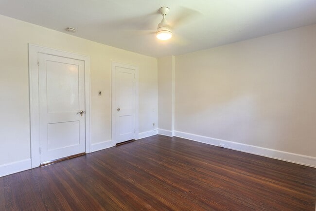 Building Photo - Spacious 3-bedroom, 2-bathroom (Full House...