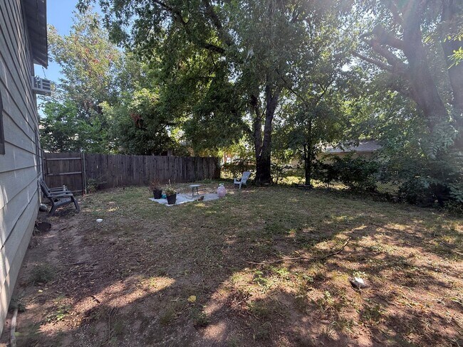 Building Photo - 1612 N Villa Ave