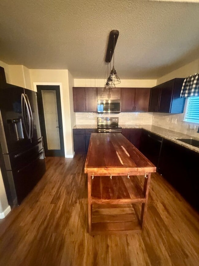 Building Photo - Lovely 3 bedroom/3 car tandem garage home in Lorson Ranch