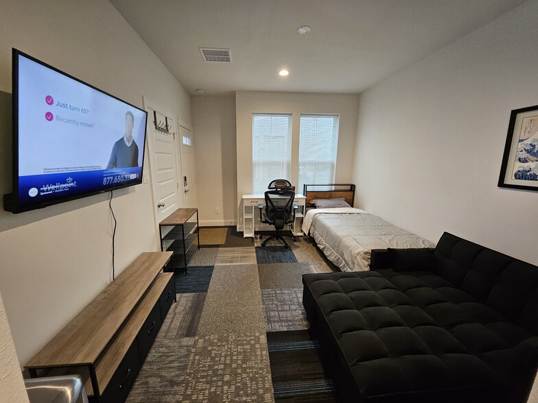 1st floor bedroom / airbnb - 2720 Grand Fountains Dr