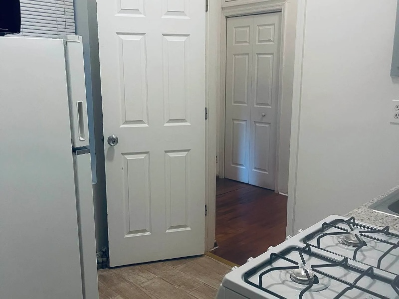 Building Photo - 717 E 5th St