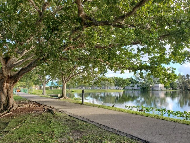 Building Photo - 120 Royal Pk Dr