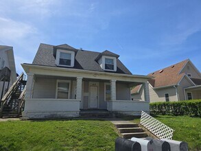 Building Photo - 3 bedroom, 1 bathroom apartment - Near Local Parks!