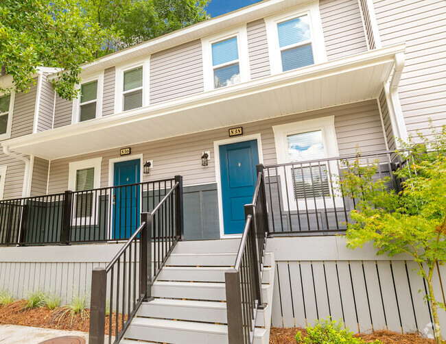 Apartment exterior with stairs - Forest Hills Racquet Club