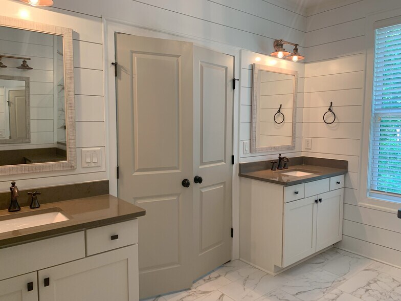 Split vanity in Primary bath - 423 Johnson Ct