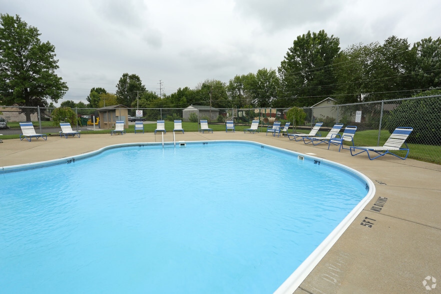 Pool - The Courtyard Apartments