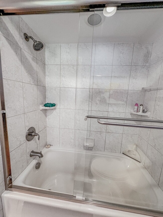 Building Photo - Gorgeous pool and spa home in central Sarasota