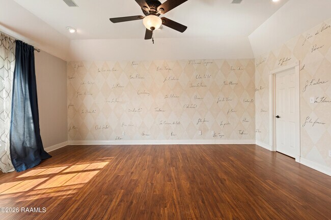 Building Photo - 300 Oak Hollow Dr