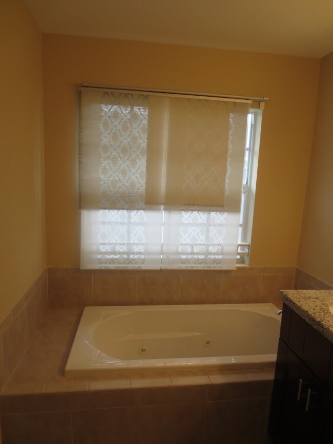 Building Photo - 2725 NE 8th Ave