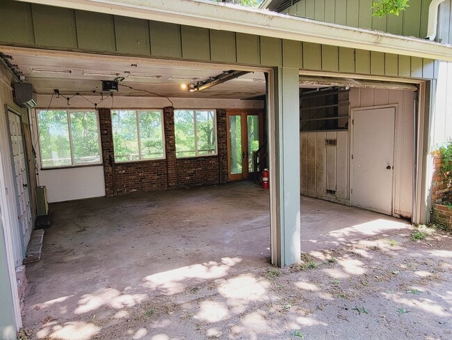 Building Photo - 984 Shades Crest Rd