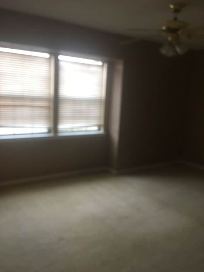 Building Photo - 2 BR 1.5 bath townhouse