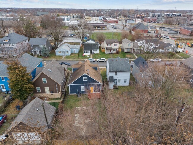 Building Photo - 2224 N Kenwood Ave