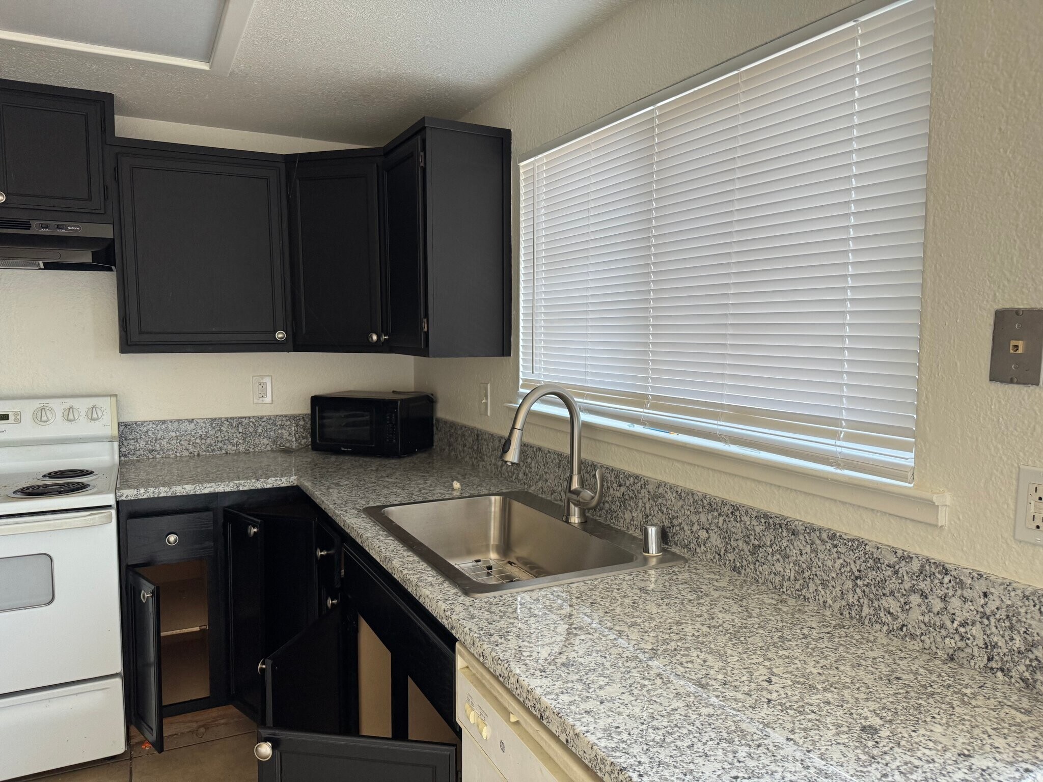 Building Photo - 4074 Weymouth Ln