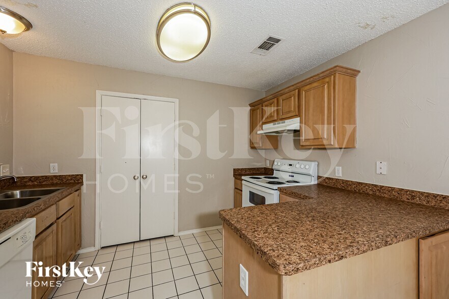Building Photo - 606 Plainview Dr