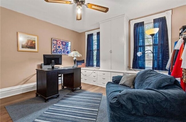 Building Photo - Stylish Victorian Home!