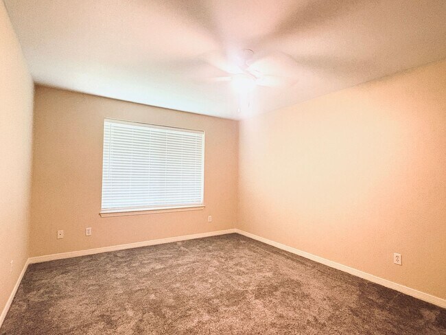 Building Photo - 10621 Creek Ridge Dr
