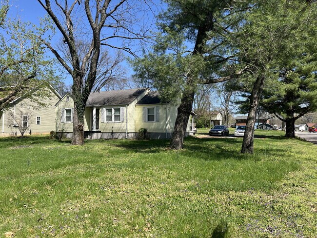Building Photo - "Charming 3-Bed Home on Flamingo Drive – Perfect Nashville Living!" Large Yard! Lawncare is Inclu...