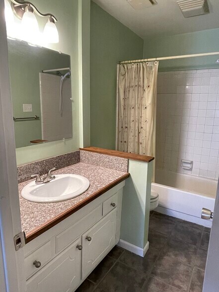 Building Photo - 14145 Gravier Ave