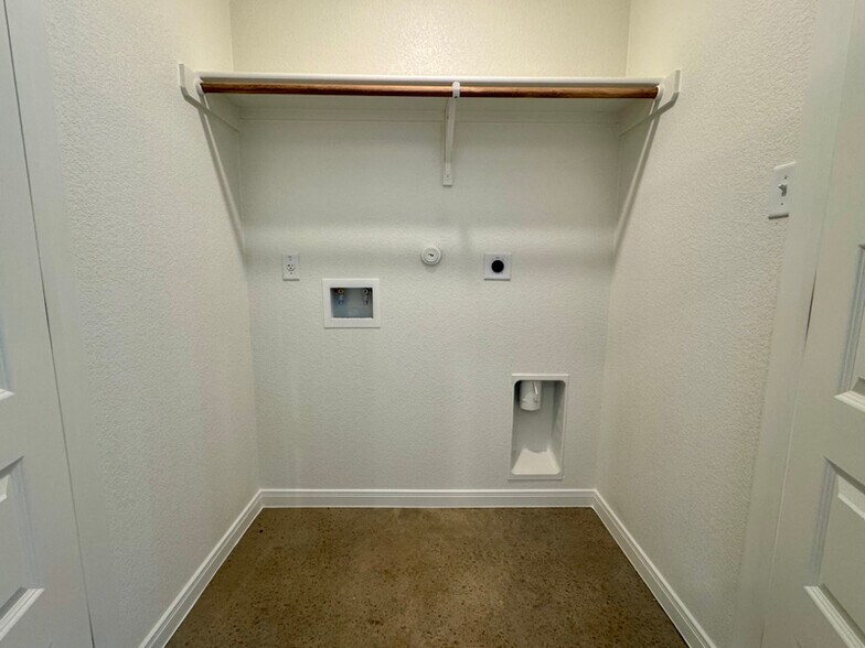 Building Photo - 914 Switchgrass Dr