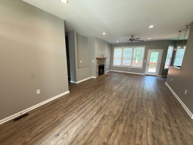 Building Photo - Beautiful Three Bedroom, Two and a half Bath home available in River Wood of Fairlawn