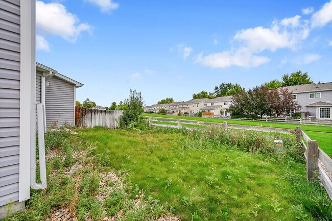 Building Photo - $2,550 - 3 Bed, 2 Bath End Unit Townhome w...