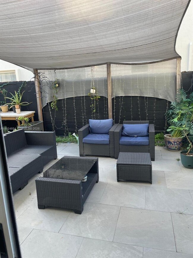 Building Photo - 968 NE 42nd Ave