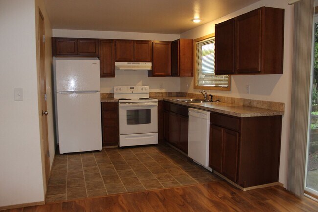 Building Photo - 4 bedroom house