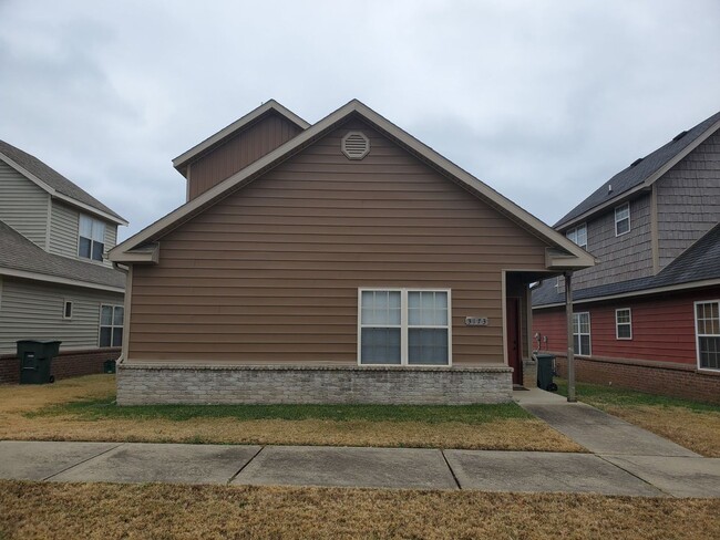 Building Photo - 2-Bedroom, 2.5-Bath Home with 2-Car Garage...