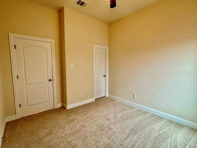 Building Photo - 2501 Speidel Dr