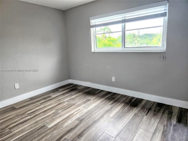 Building Photo - 1201 SW 42nd Ave
