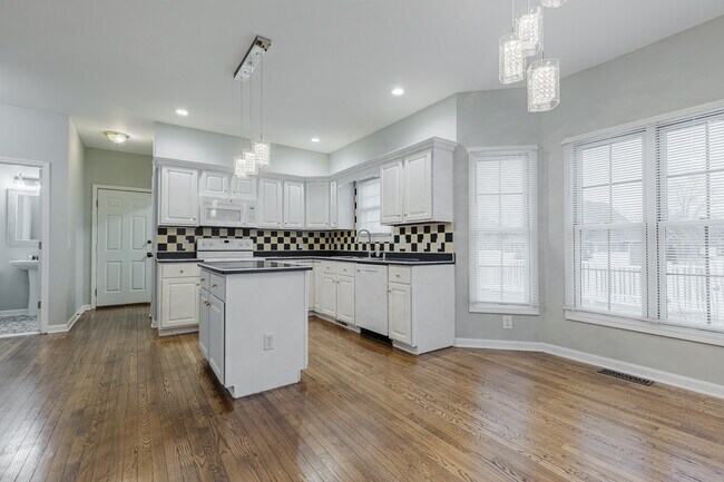 Building Photo - 404 Michigan Ave