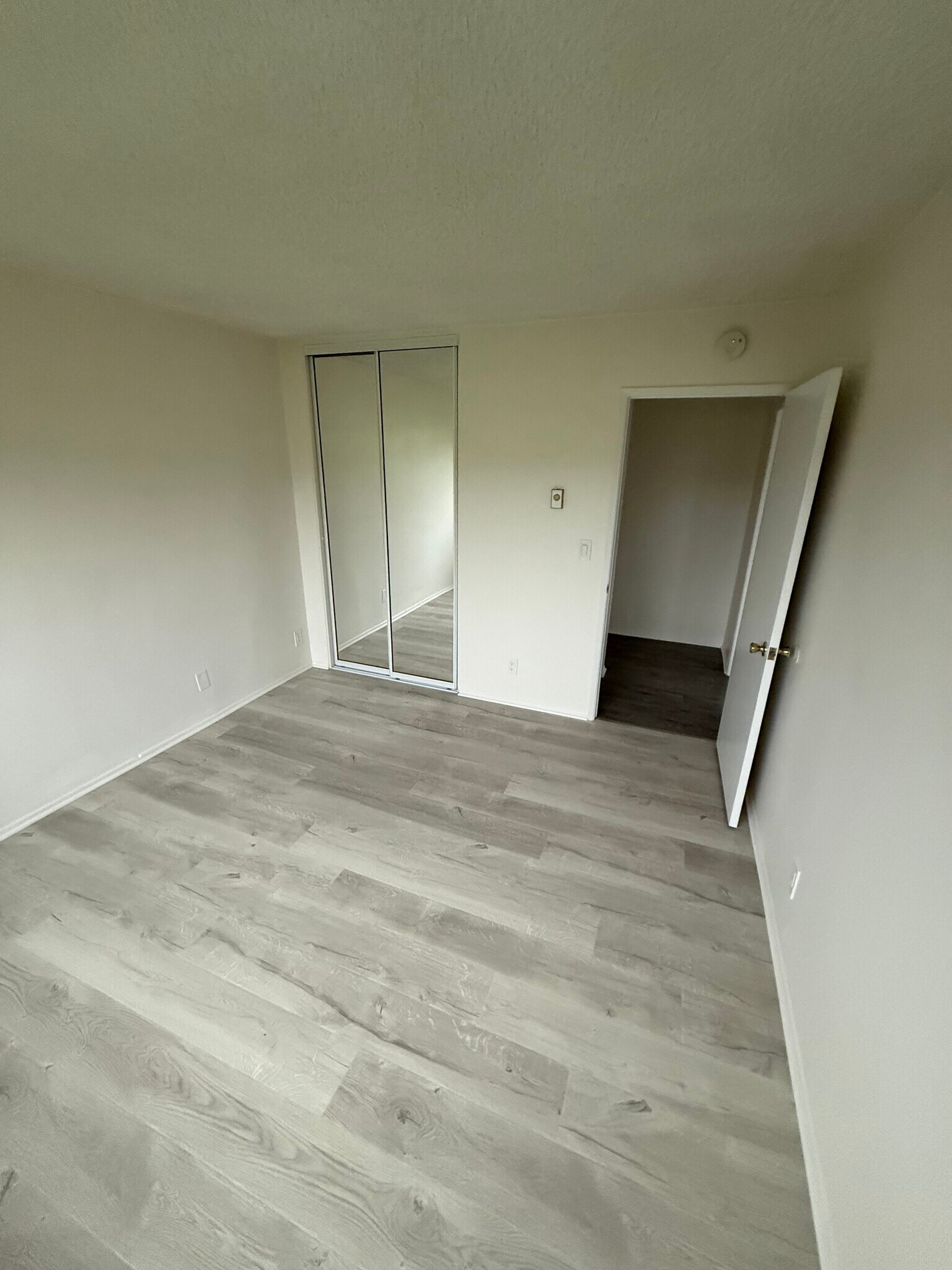 Building Photo - 927 W 19th St