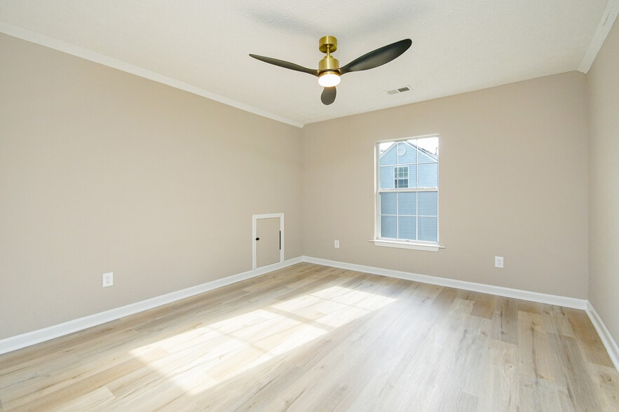 Building Photo - Room in House on Brown Dr