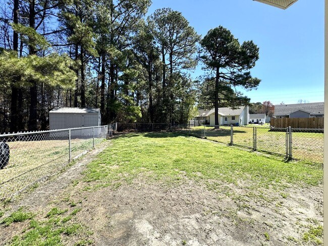 Building Photo - Adorable Duplex- Fenced Yard!