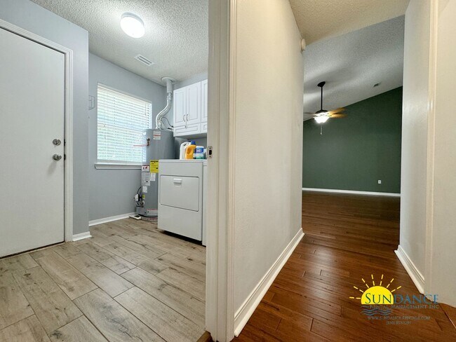 Building Photo - Stunning South Crestview Home with many Custom Details!