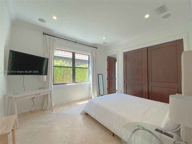 Building Photo - 2561 Trapp Ave